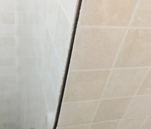 钦北瓷砖空鼓维修公司分享阳台瓷砖脱落的修复过程可以分为以下几个步骤