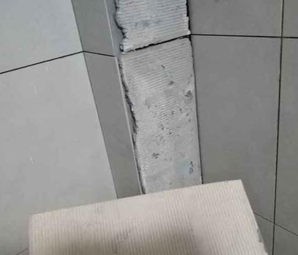 钦北瓷砖空鼓维修公司分享下厨房瓷砖脱落的补救措施。